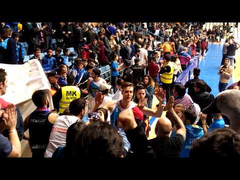 Despedida de la afición a los jugadores del Obradoiro y Valencia tras el final del partido (96-77)