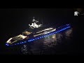 Megajacht vaart mooi verlicht Rotterdamse haven uit