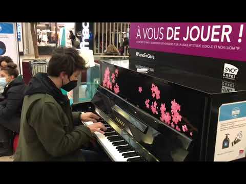 Spontaneous fast jam on a public piano - Luca Sestak