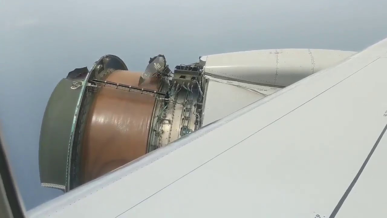 聯航客機引擎空中爆裂崩解 機身狂搖乘客嚇呆