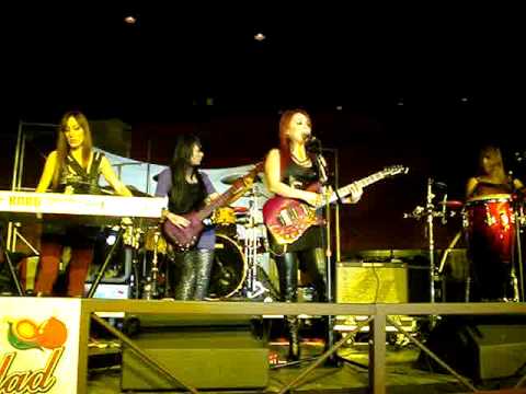 Chicas de Canela perform Que Calor (En Vivo)