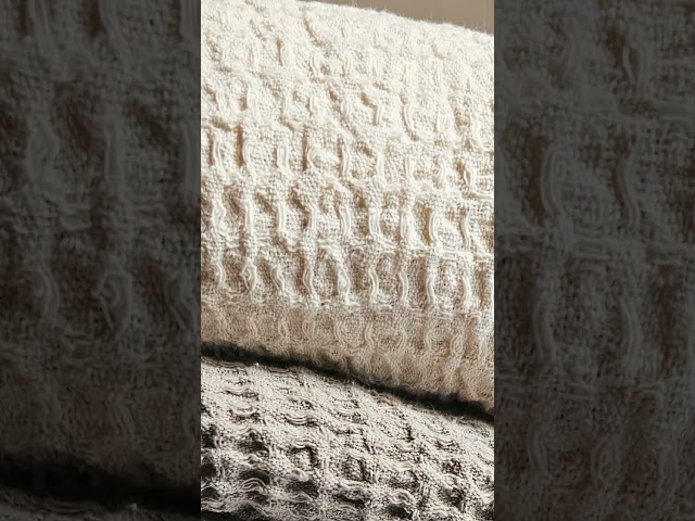 Vídeo relacionado con LAYNENBURG Manta para Sofá Verano 220 x 240 cm XXL - Waffle Pique 100% Algodón - cocha Ligera de Verano - Manta de algodón como Manta de Cama, de sofá - Manta de sofá aireada (Crema)