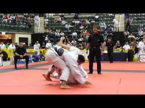 Vitor Oliveira submits Carlos Rodriguez - Chicago Summer 2013 -  Black adult Middle Final