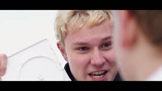 Hela skolan står i lågor hela serien