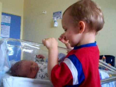 Arthur découvre son petit frère Xavier