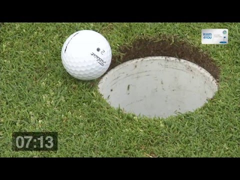Golfregel 16-2 Ball ragt über Lochrand hinaus