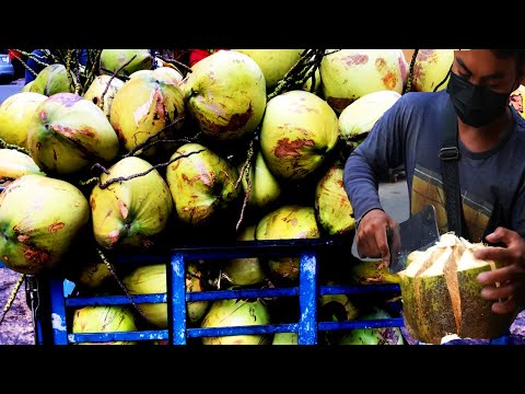 Finish in 20 seconds! Amazing Coconut Cutting Skill | Cambodian Street Food