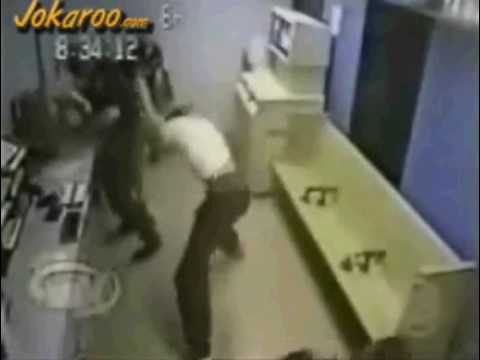 3 policias heridos por un chico malo