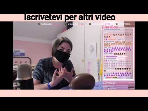 Heymarinn da una testata ad un uovo di cioccolato