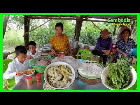 Cambodia street food in Vihear sour - Khmer rice noodle with green soup - Eating Khmer rice noodle.
