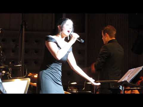 Sara Koell & PLAY Orchester in Brucknerhaus - Who wants to live forever