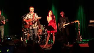 Danielle Lauderdale singing Hallelujah with Sixwire