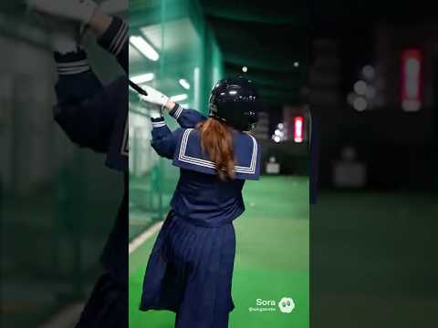 日本の女子高生がバッティングセンターで野球を打ち