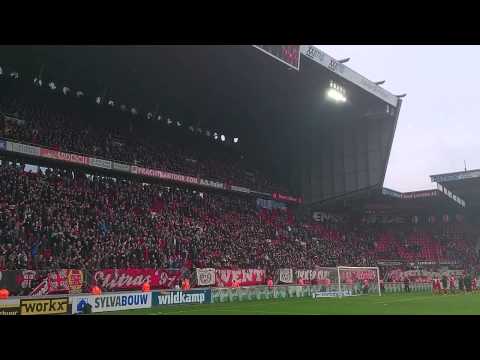FC Twente Vak-P en spelers na 2-1 winst op AZ