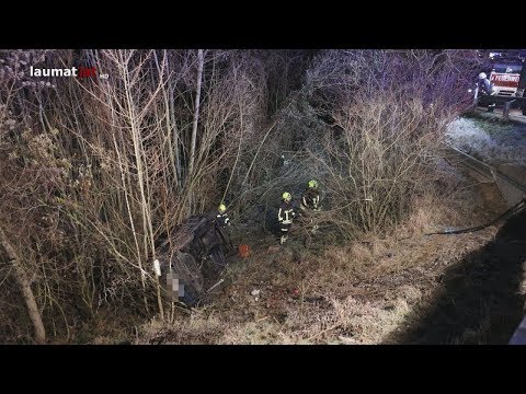 Unfall in Steinerkirchen an der Traun - Zwei Autos nacheinander in Wald gestürzt