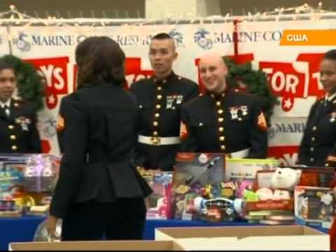 Жена Обамы собрала с детей военных рождественские подарки