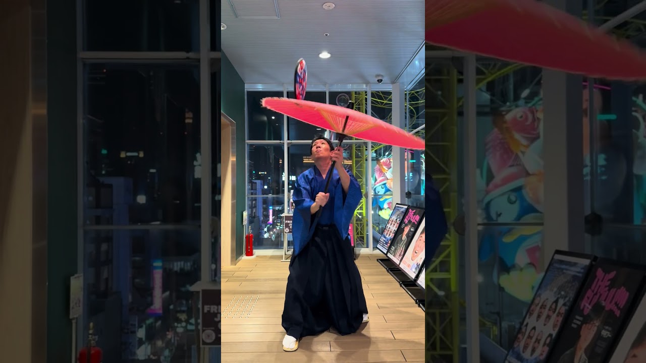 Takashiro, the umbrella-spinning performer at Comedy Night Osaka!!