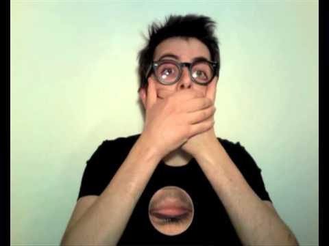 Quali medicine candeggiano la pelle La spugna di acqua dolce da pigmentary nota su una faccia di una fotografia