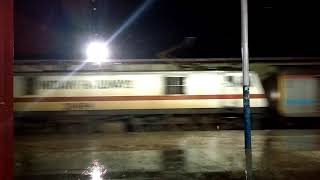 preview picture of video 'New Delhi Howrah Poorva Express skipping Chunar Jn. in rain'