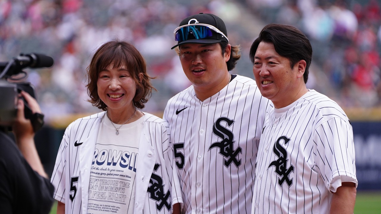 Munetaka Murakami's parents, Kimiya and Fumiyo, throw out the first pitch for the White Sox! 🥲