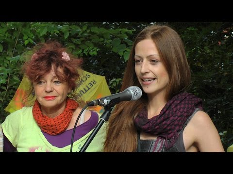 Panke parcours - Ute Donner mit Stefan Höppe an der Panke - Rückblick Umbrella Peace Art 2012