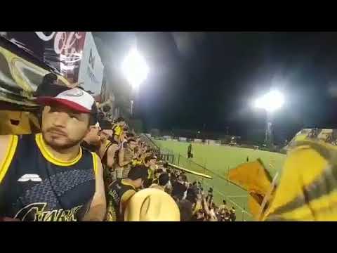 "La raza aurinegra vs Los 25 pagantes" Barra: La Raza Aurinegra • Club: Guaraní de Asunción • País: Paraguay