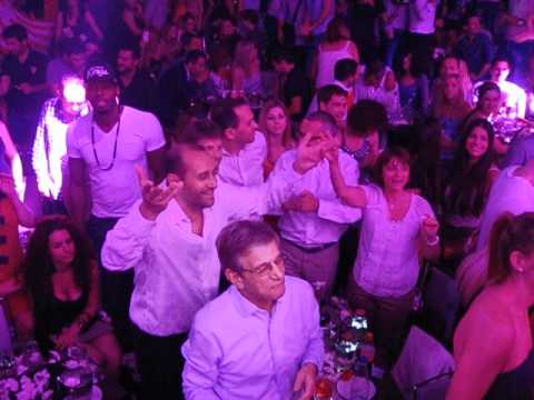 Gazzetta.gr Οι Αγγελόπουλοι τραγουδάνε το  που 'σαι Θανάση.AVI