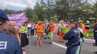 I musicisti suonano durante la manifestazione in A13
