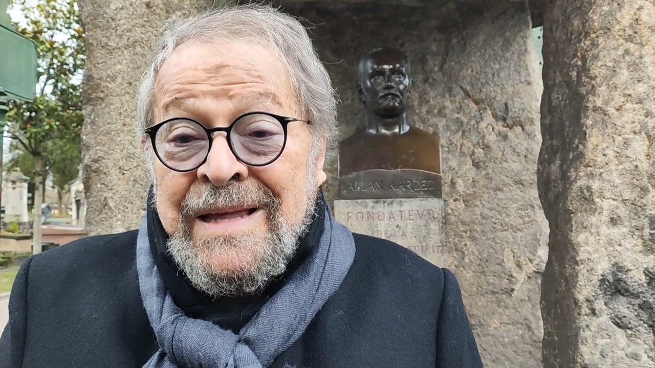 Carlos Vereza visita o túmulo de Allan Kardec em Paris, França.