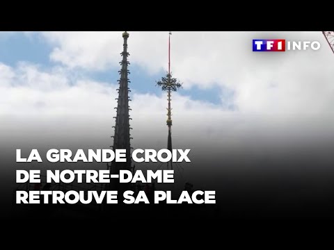 La grande croix de Notre Dame retrouve sa place
