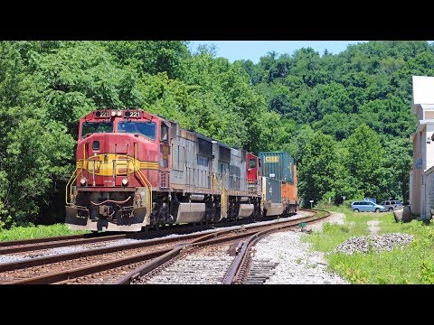 Ex-ATSF Warbonnet Pair On CSX Q292 - Smithton PA