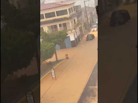 Muita chuva em Tanhaçu Bahia, enchentes nas ruas , tarde dia 1 de março de 2026  