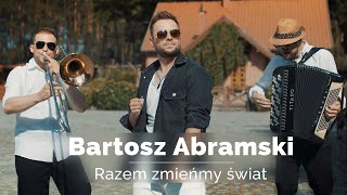 Kadr z teledysku Razem zmieńmy świat tekst piosenki Bartosz Abramski