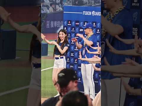 雅英帶著球員 Kkk #李雅英 #大巨蛋 #棒球 #cheerleader #台湾野球チア