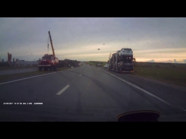 Видео: В Татарстане перевернулся груженый автовоз