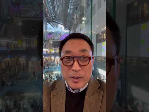 JR京都駅にて。外は雨・・・寒いです。伊勢丹京都は混んでます。