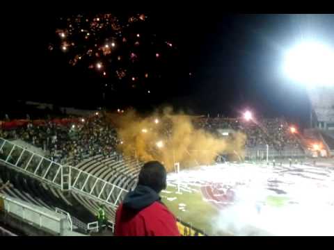 "Sale el Campeón - Hinchada del Deportivo Táchira. Recibimiento Avalancha Sur vs. Barcelona SC." Barra: Avalancha Sur &bull; Club: Deportivo Táchira