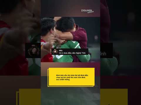 Hình ảnh cầu thủ dính thẻ đỏ Đình Bắc chạy lại ôm chặt thủ môn Văn Bình sau chiến thắng