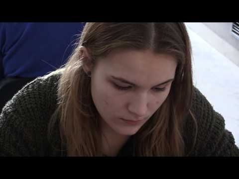 dievčatá SŠ 6.1.   Mária Lazorová -  Dominika Tomčíková 0:1