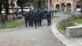 Bologna, bombe carta e feriti: il video degli scontri tra manifestanti e polizia nella manifestaz...