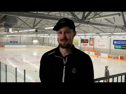 Maalivahtivalmentaja Aleksis Virtanen haastattelussa - kivenkova maalivahtikaksikko treenattavana.