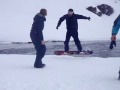 Snowcase 2010: Otto-Jan snowboardt over water