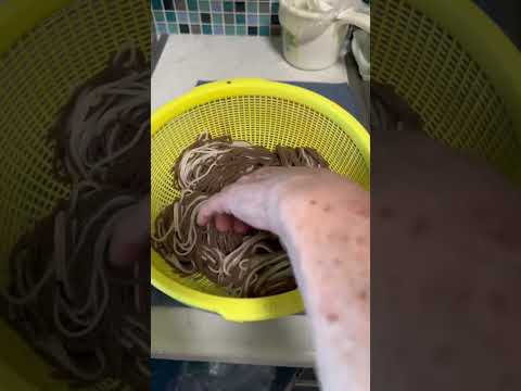 Como minha avó coreana faz macarrão Soba🖤 #shorts