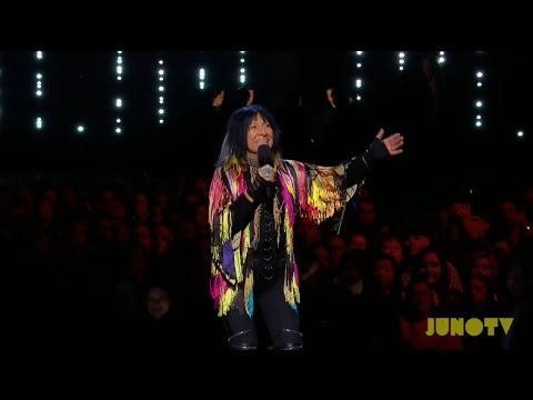 Buffy Sainte-Marie introduces A Tribe Called Red at the 2017 JUNO Awards