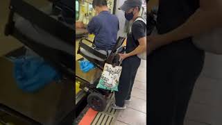 電車にのって街頭活動場所へ移動してます