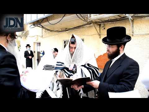 Nadvorna Rebbe At A Bris - Nissan 5780