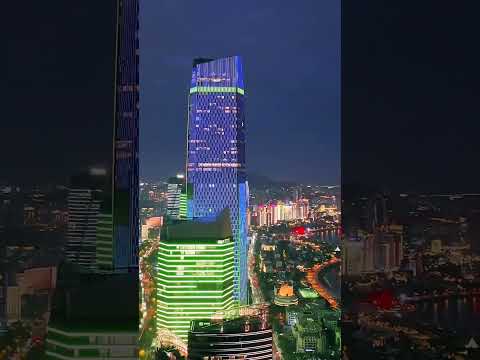 青岛市，山东省辖地级市，计划单列市，青岛市地处山东半岛南部，东，南濒临黄海，全市管辖7个区，代管3个县级市，青岛市常住人口1044.25万余人，青岛市被列为全国15个经济中心城市之一，全国15个副省
