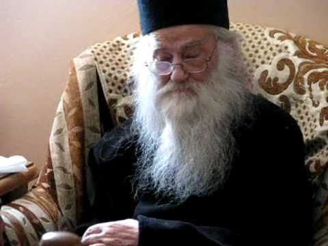 Maicile de la Petru Voda canta Parintelui Justin la implinirea a 92 de ani