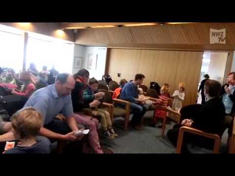 Eltern protestieren vor dem Rathaus