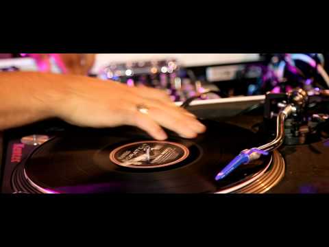 DJ GIL-B aka THE PARTY KING !!! PLAYING OVER 4000 PEOPLE !!!